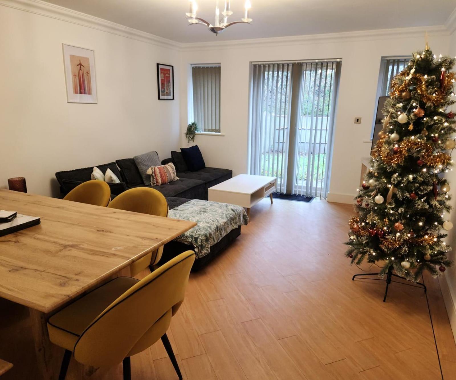 马斯顿格林Emirates House, Luxe 5 Bed, With King Sized Beds, Next To Aiport & Nec, Jlr 5 Mins别墅 外观 照片